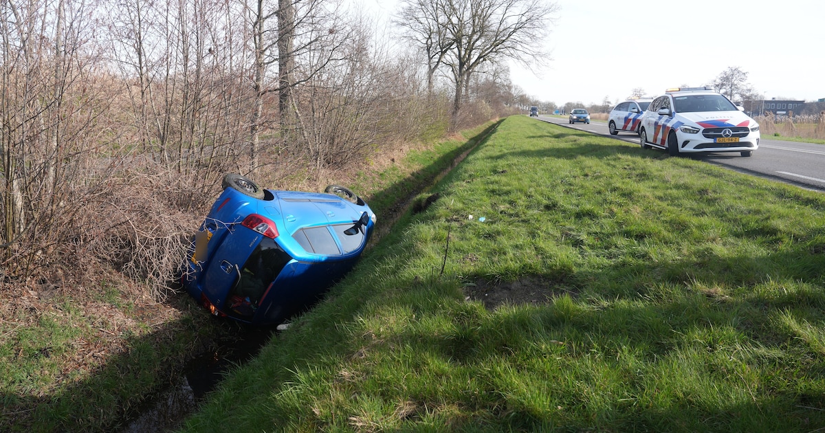 Auto op zijn kop in greppel langs de N375 bij Meppel