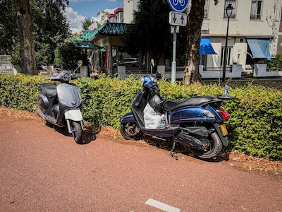 Scooterrijder gewond na botsing met andere scooter in Dieren