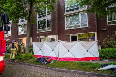 Man (37) overleden bij woning­brand in Geldrop, omwonenden zichtbaar ontdaan