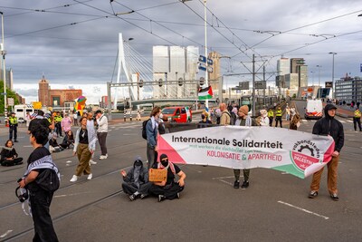 Verkeer kan weer over Erasmusbrug: protest tegen schip uit Israël verplaatst zich naar stadhuis