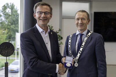 Zilveren erepenning voor wethouder in Maasdam