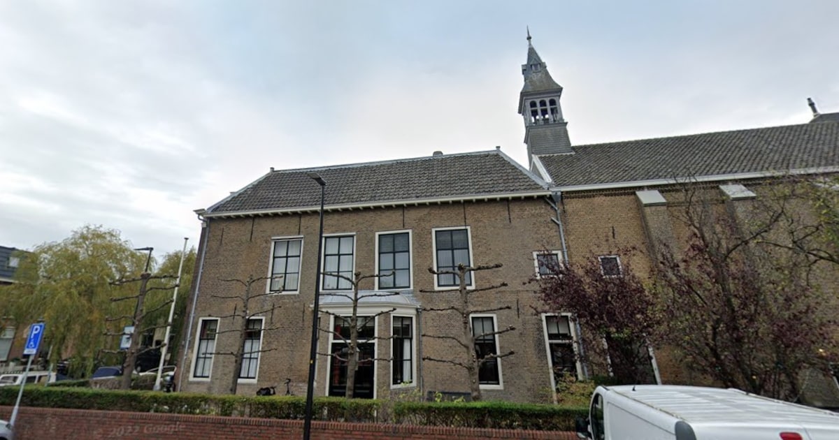 Torenspits van Schuurkerkje Maassluis weggetakeld voor restauratie