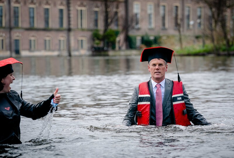 VSNU-voorzitter Pieter Duisenberg liep eerder dit jaar demonstratief de Hofvijver in om aan te geven dat de wetenschap het water aan de lippen staat.