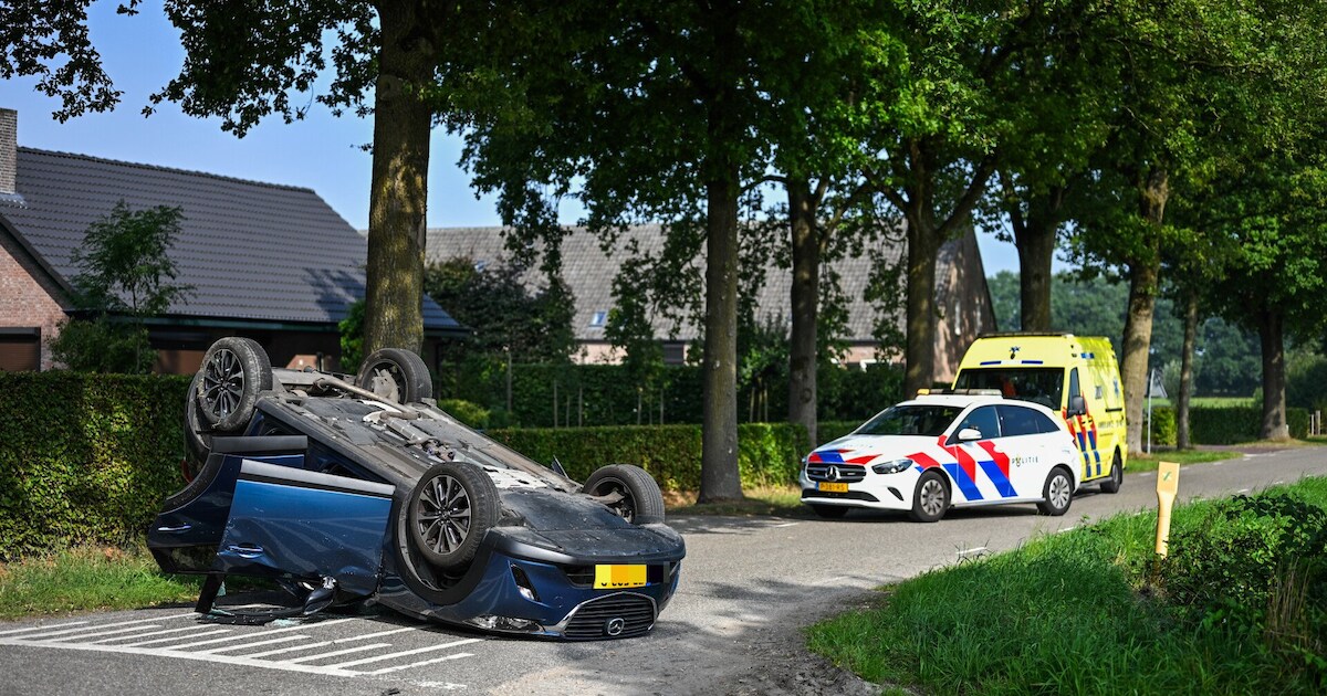 Auto over de kop bij botsing in Sprundel: bestuurder door buurtbewoners geholpen