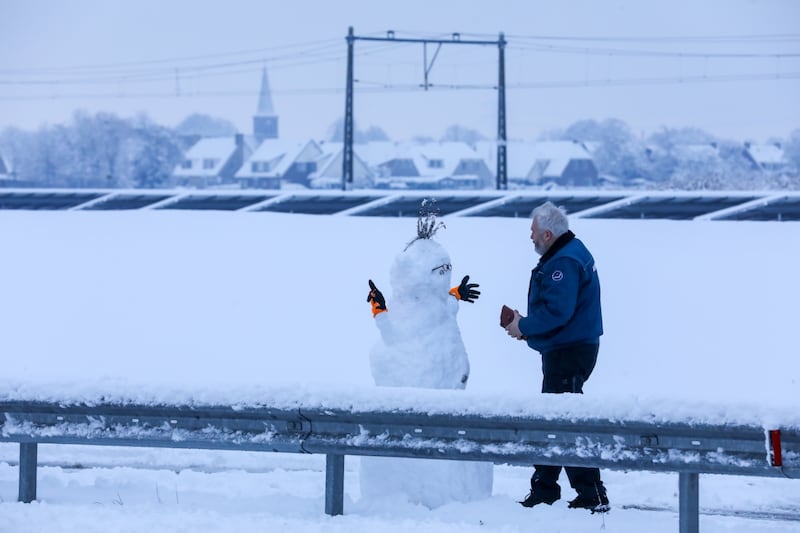 sneeuwpop-langs-de-weg