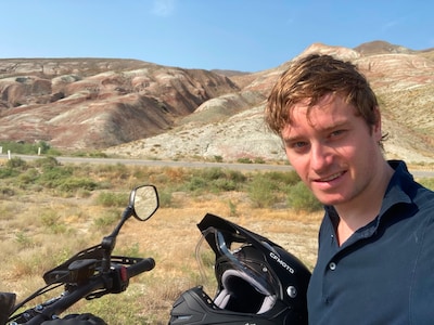 FC Twente-fan Marc toert al een paar dagen op de motor door Azerbeidzjan: ‘Koeien op de vluchtstrook