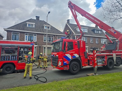 Veel rook bij woningbrand in Enschede, hoogwerker ingezet