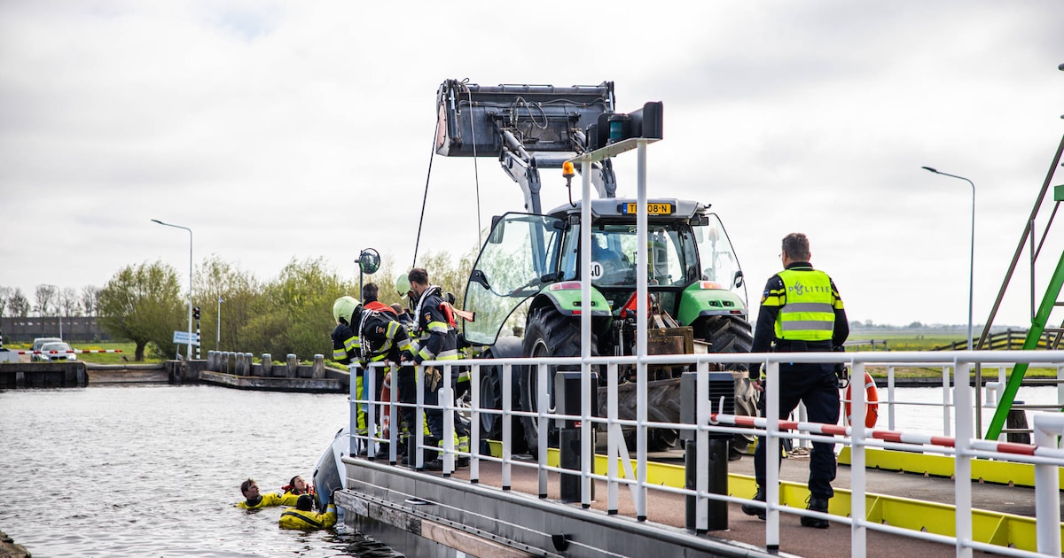 Brommobiel rijdt van pontje bij Langweer en belandt in water: bestuurster (58) overleden