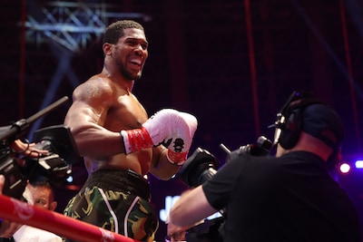 Sensationele en emotionele comeback: Anthony Joshua gaat twee keer neer, maar wint met een knock-out