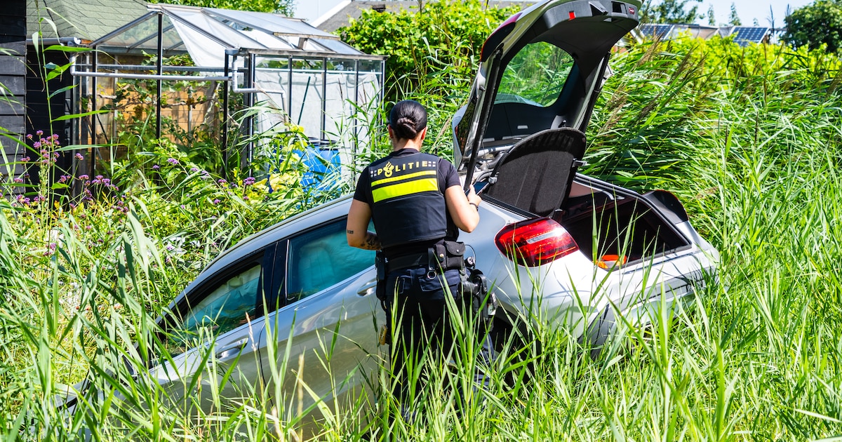 Auto belandt in sloot aan het Sparrendal in Maassluis