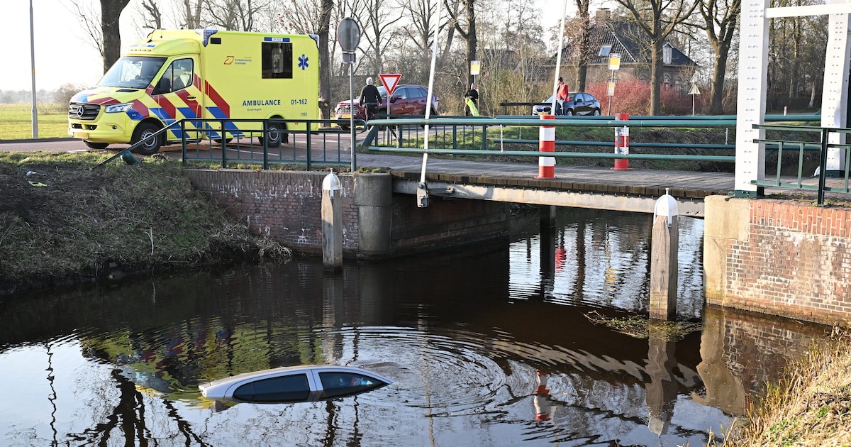 Auto verdwijnt onder water na botsing met ambulance in Zevenhuizen