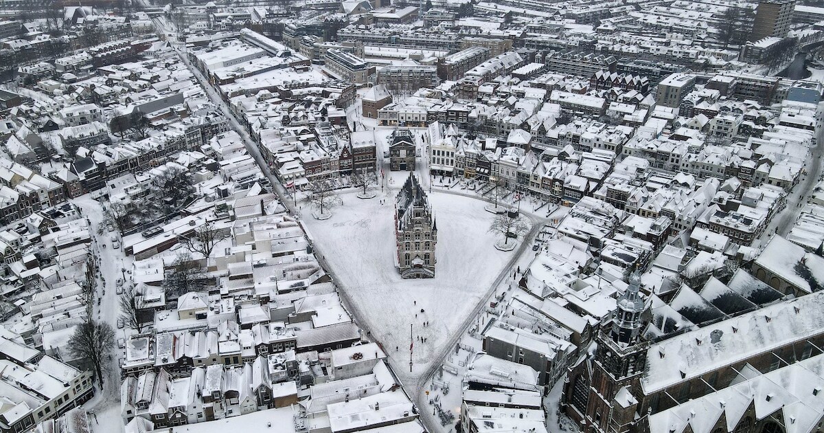 Winterwonderland: spectaculaire dronebeelden van Gouda onder de sneeuw