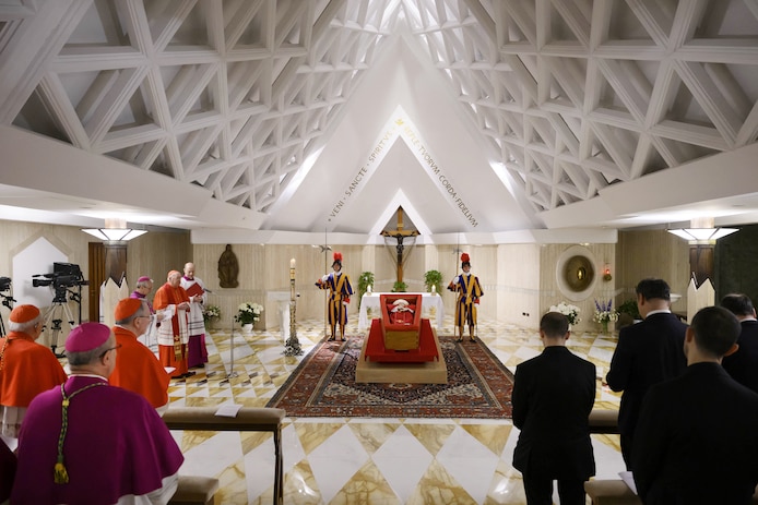 De lijkkist wordt bewaakt door twee leden van de Zwitserse Garde.