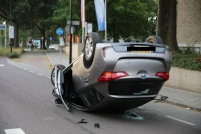 Auto belandt op zijn kop bij eenzijdig ongeval in Apeldoorn