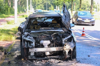 Auto volledig uitgebrand aan Westervoortsedijk in Arnhem