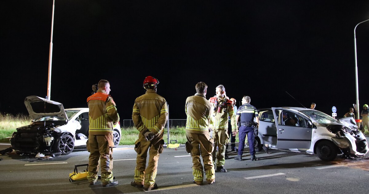 Auto's botsen frontaal op N271 in Afferden, meerdere gewonden | Regio ...