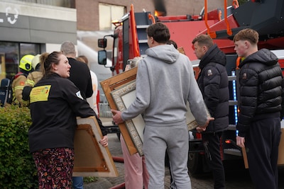 Opslag naast kringloop in Deventer gaat verloren, maar vuur breidt niet verder uit: ‘Zijn nog hele n