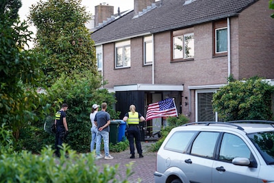Politie valt woning binnen in Zwolle na urenlange actie, man gewond naar ziekenhuis