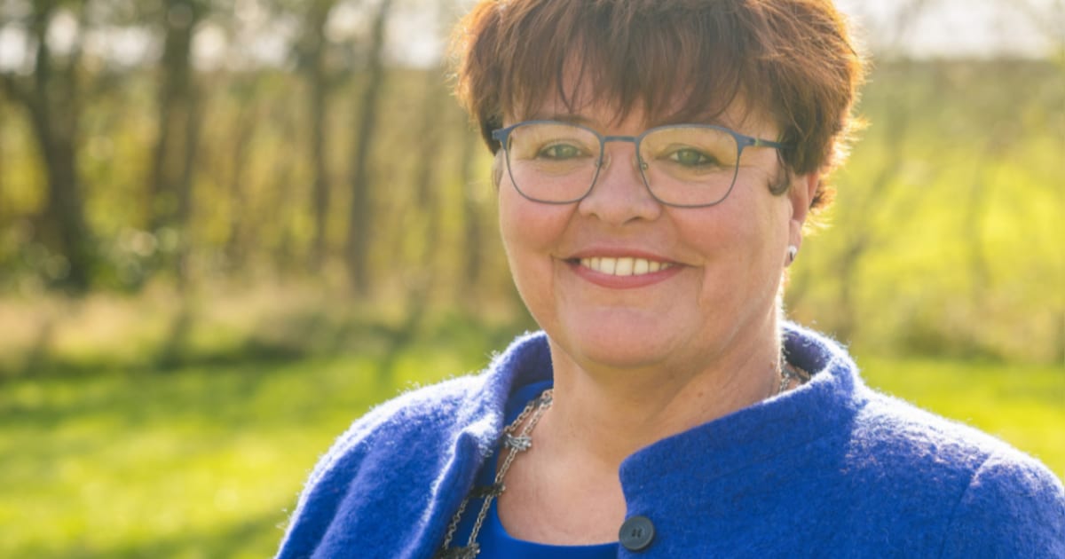 Burgemeester Ameland maakt uitslag gemeenteraadsverkiezing bekend op verkiezingsavond