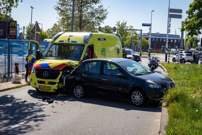 Ambulance tijdens spoedrit betrokken bij ongeval op de Vierhavensstraat in Rotterdam