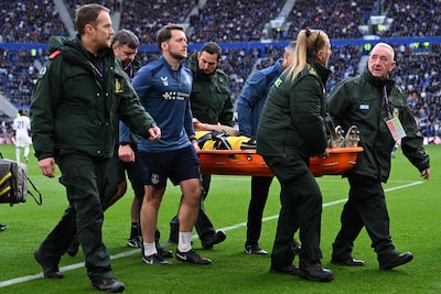 Schrik bij Chelsea: doelman krijgt na harde botsing zuurstof toegediend en moet naar ziekenhuis