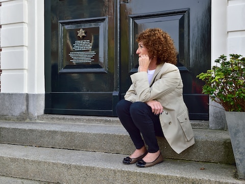 Lea van Coeverden voor de voormalige synagoge aan de Turfmarkt in de binnenstad van Gouda.