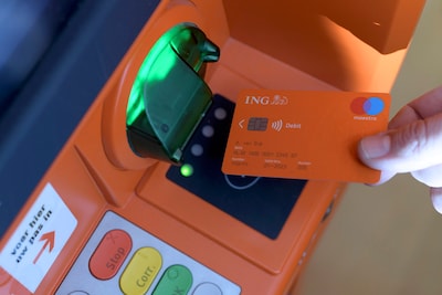 de-nieuwe-kaart-bij-een-pin-automaat