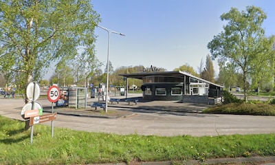 Verpauperend horecagebouw en onverlichte fietsenstalling bij busstation is doorn in het oog, raadsli