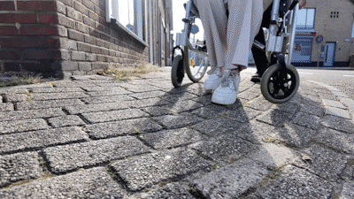 Na een ongeluk zit Erna uit Goor in een rolstoel, maar door een te schuine stoep kan ze geen kant op