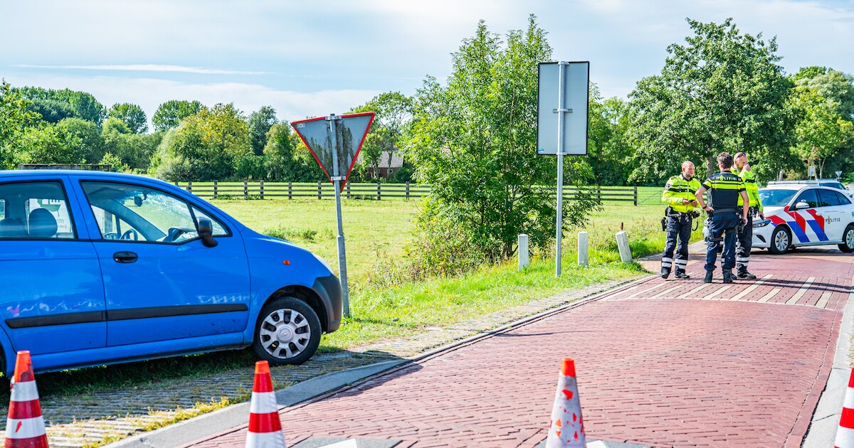 Fietser gewond naar ziekenhuis na botsing met auto in Kollum