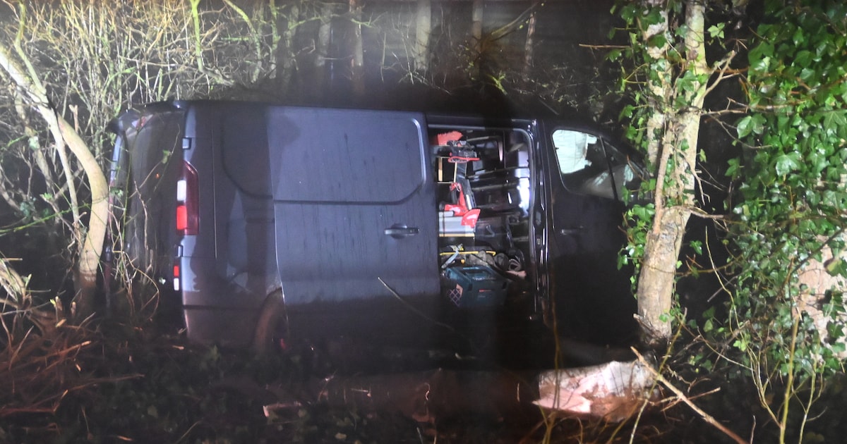 Bestelbussen botsen bij Wanneperveen: weg hele nacht dicht, bestuurder mogelijk onder invloed