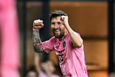 Lionel Messi verrast doelman en scoort voor 75ste keer in carrière uit een vrije trap