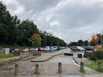 Volop parkeerplek om de hoek, maar gemeente houdt voet bij stuk: te grote bedrijfswagens moeten naar