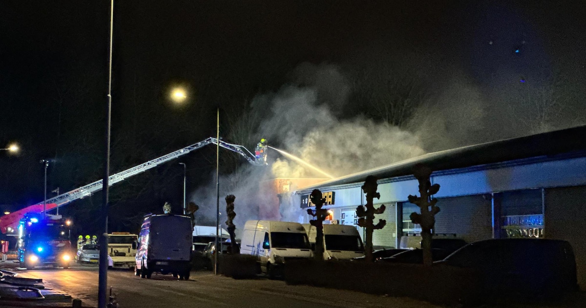 Vlammen van autobrand slaan over op winkelcentrum in Beek