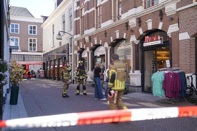 Brandweer komt in actie na melding van gaslucht in Deventer: bezoekers moeten winkel tijdelijk verla
