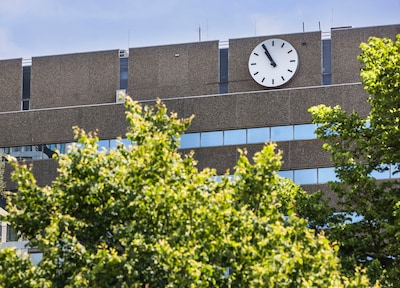Op Den Haag Centraal staat de stationsklok al bijna een jaar stil: ‘Ik gebruikte hem altijd als ijkp