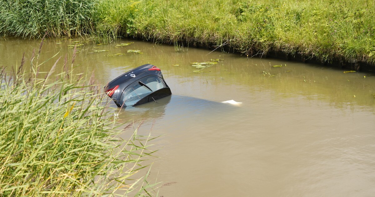 Auto verdwijnt onder water na botsing op de Onderdendamsterweg in Warffum