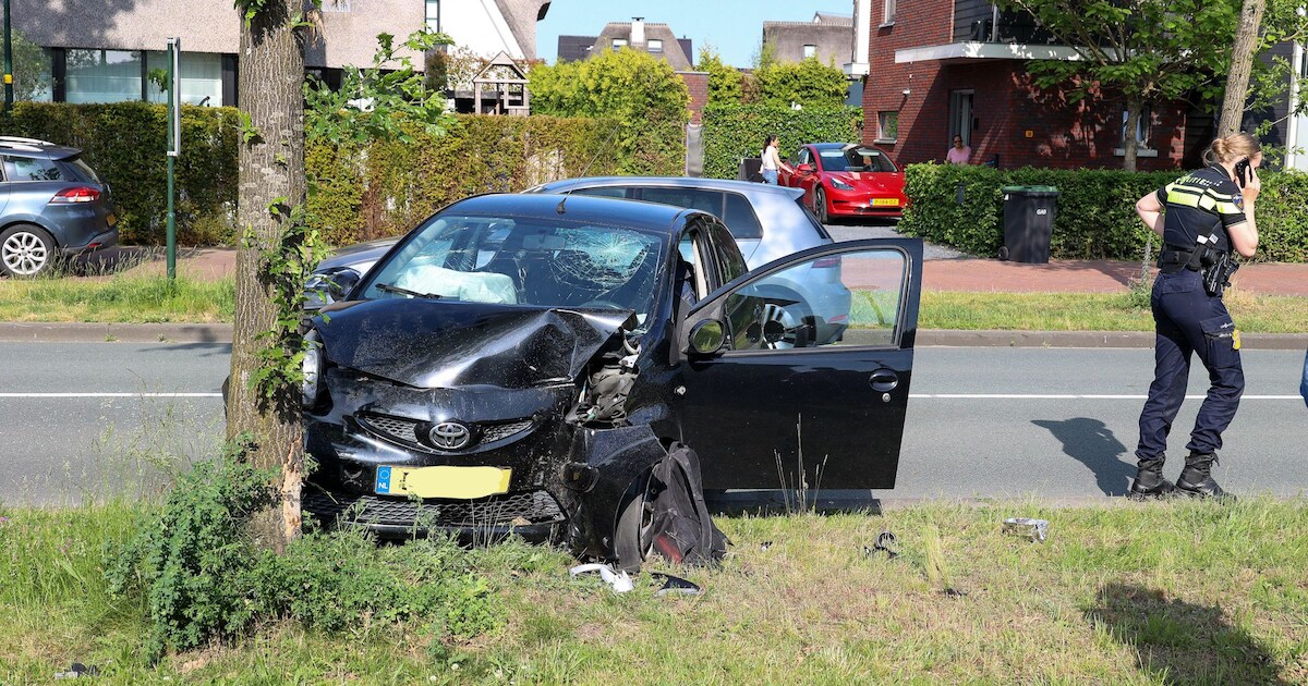 Automobilist botst tegen boom in Blaricum na vermoedelijk in slaap vallen
