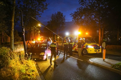 Automobiliste botst tegen lantaarnpaal in Apeldoorn, vermoedelijk onder invloed van alcohol