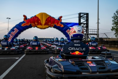 Max Verstappen gaat unieke uitdaging aan: F1-coureur moet 100 (amateur)karters inhalen op Silverstone