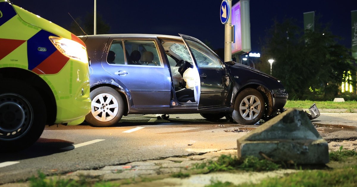 Auto slaat over de kop na botsing met biggenrug Peuldreef Den Hoorn