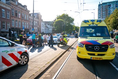 Meisje (9) aangereden door auto in Rotterdam en moet met spoed naar het ziekenhuis