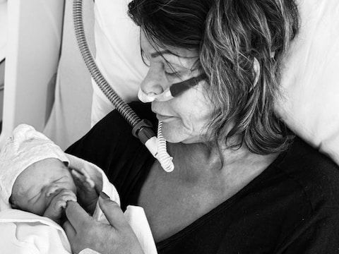 Ine met haar net geboren kleindochter Krissie.