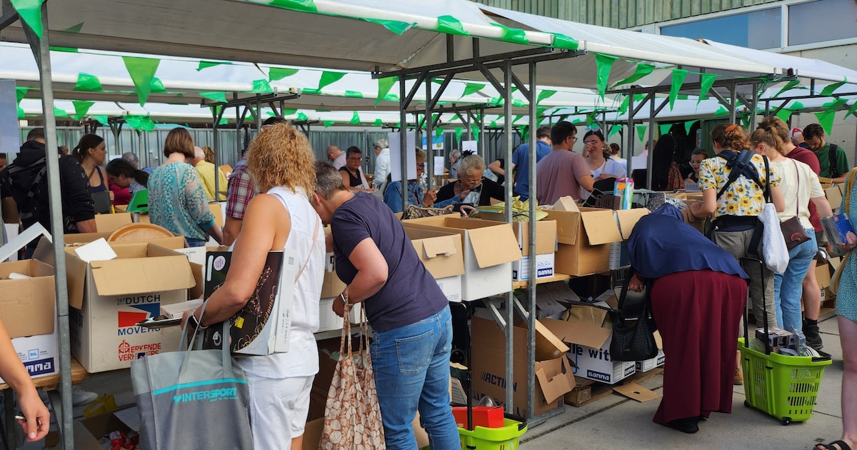 Kraampjes en springkussen bij rommelmarkt van Kringloopwinkel Alphen