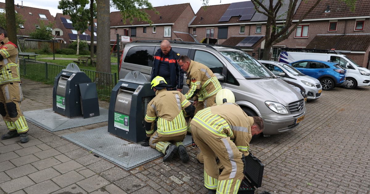 Brandweer bevrijdt man uit afvalcontainer in Leerdam
