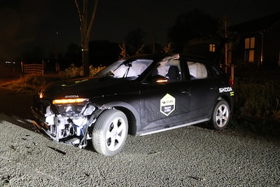 Auto botst tegen boom op de Dreef in Hernen