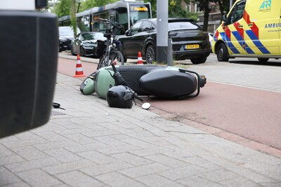 Aanrijding tussen  auto en scooter op Oudedijk in Rotterdam