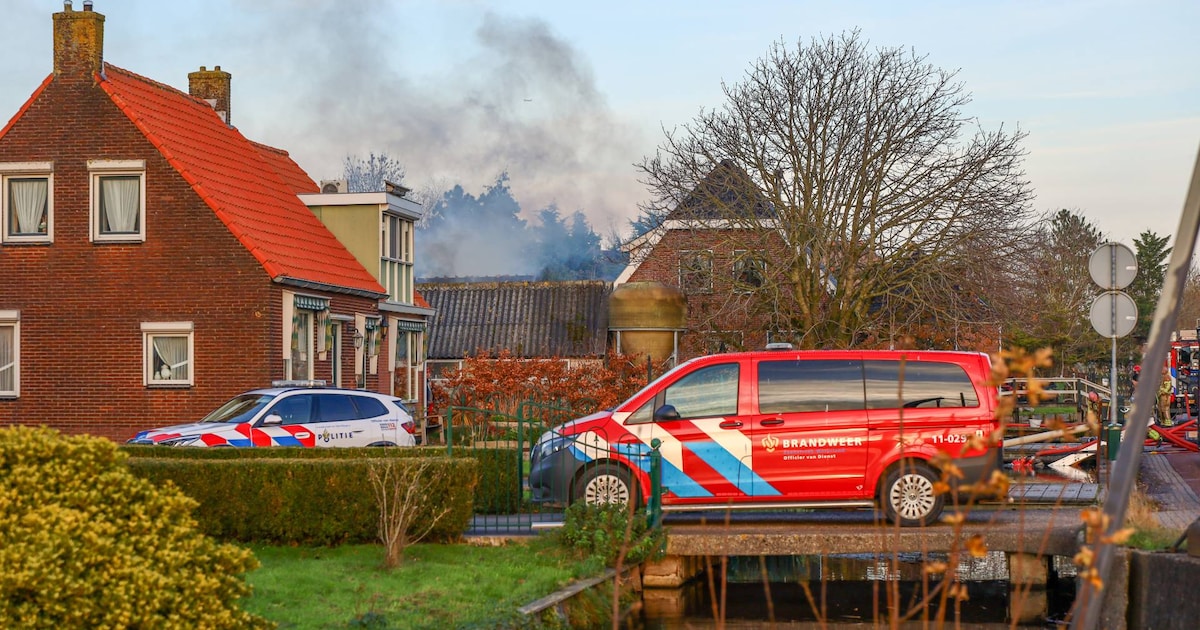 Veel rook bij brand in paardenstal in Oostzaan