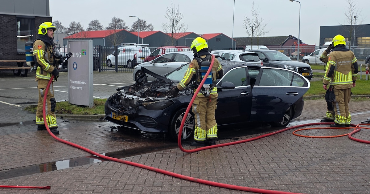 Brand onder motorkap van auto op de Schoffel in De Goorn