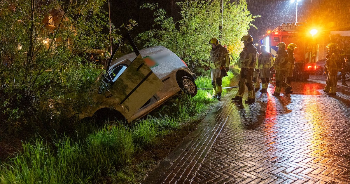 Auto belandt in Berm langs Bovenkerkseweg in Stolwijk